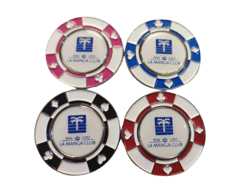 Fichas de casino en cuatro colores: rosa, azul, negro y rojo con el logotipo en el centro.